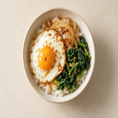 채소와 달걀을 담은 한 그릇 식사